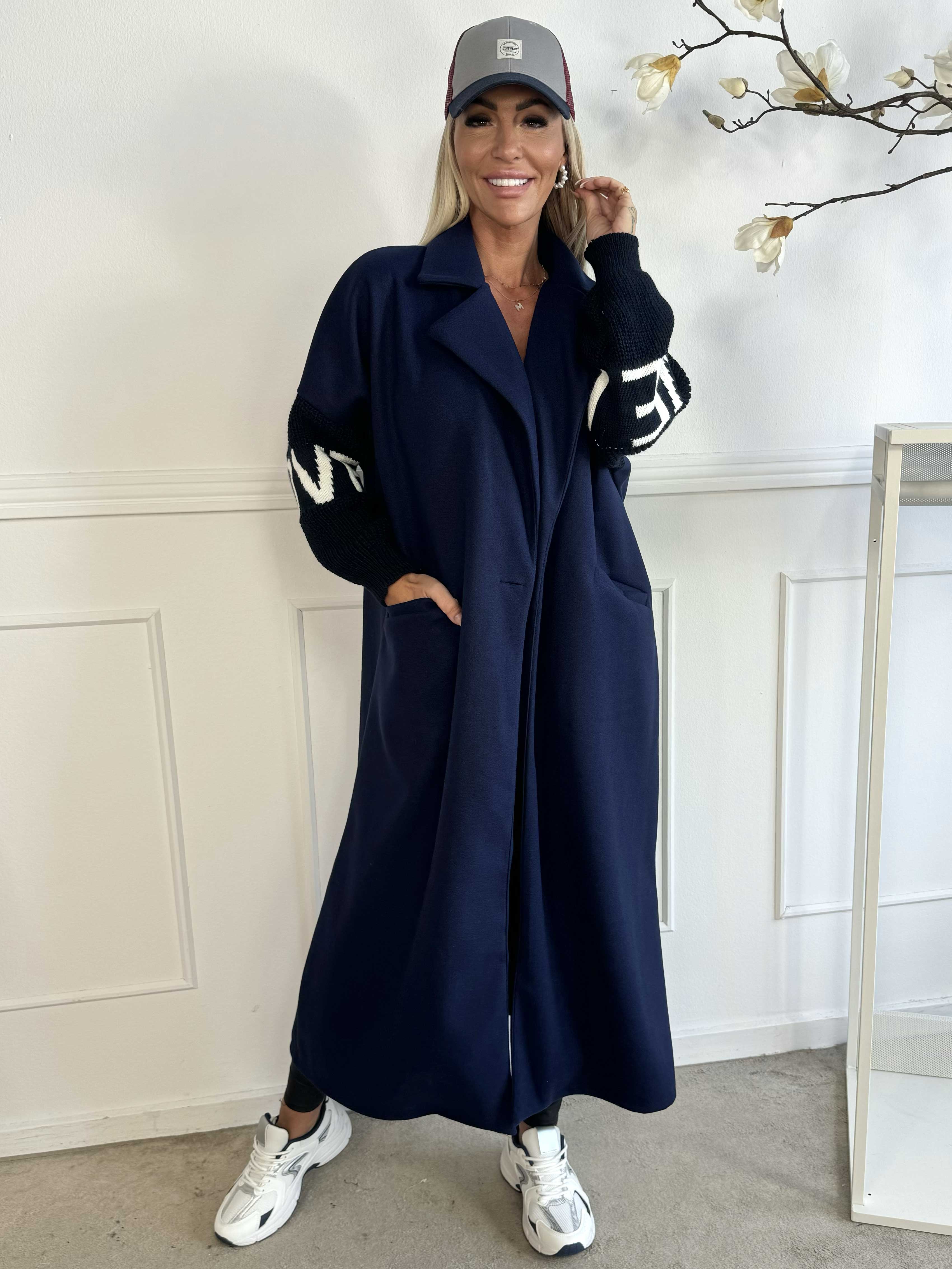 Debbie - Fin kappa med stickade ärmar